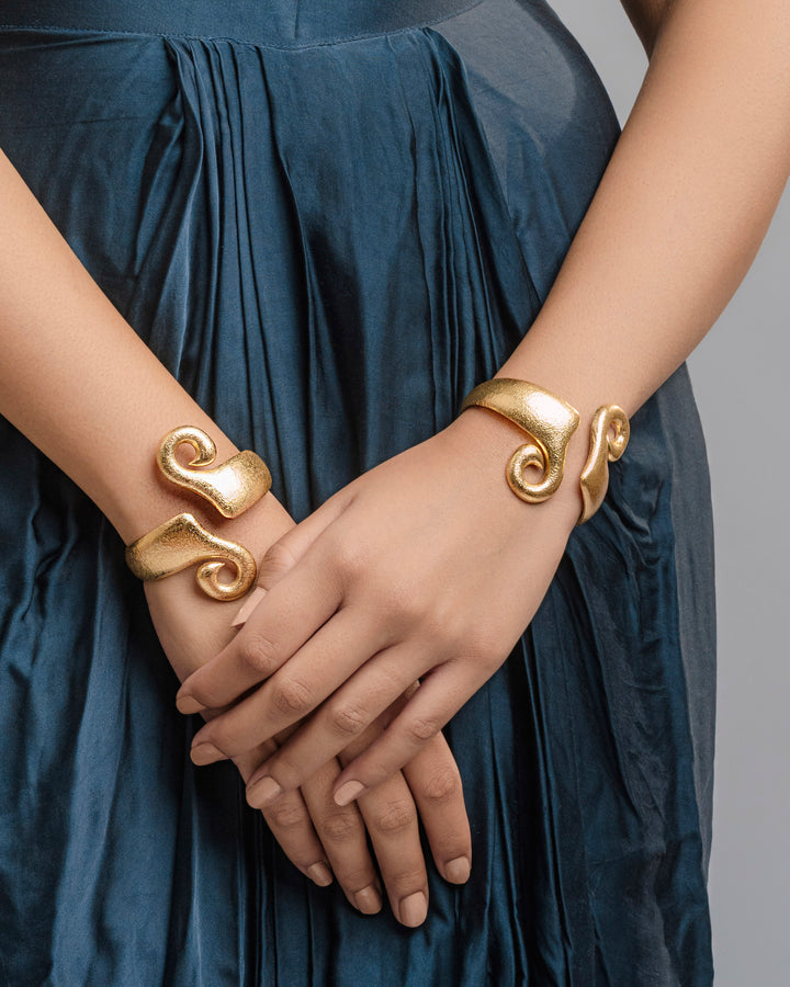 An eye-catching, skin-friendly brass cuff bracelet with 18k gold plating, a textured finish, and an openable free-size design.