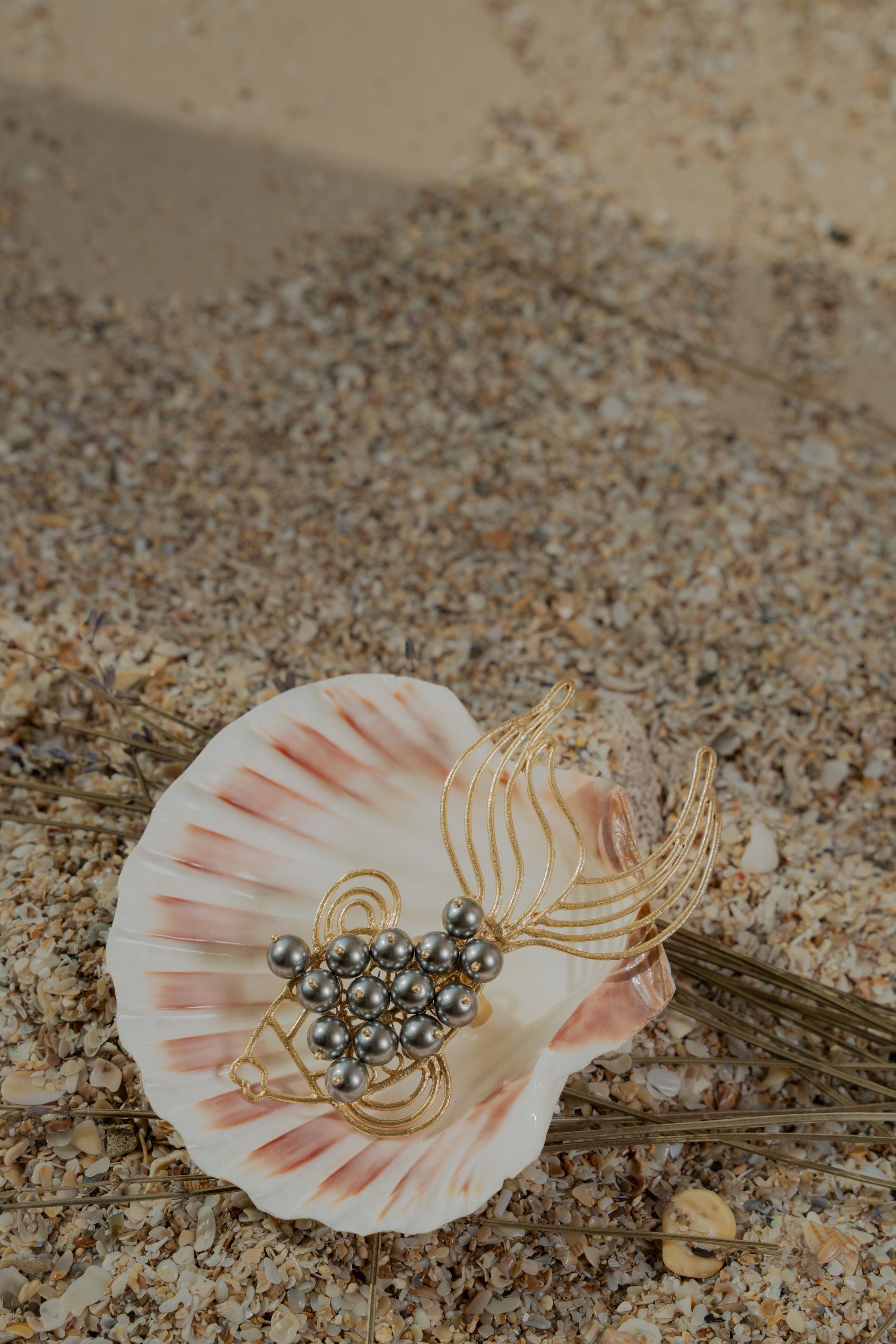Anti-tarnish openable gold fish ring with dark grey pearl embellishments.
