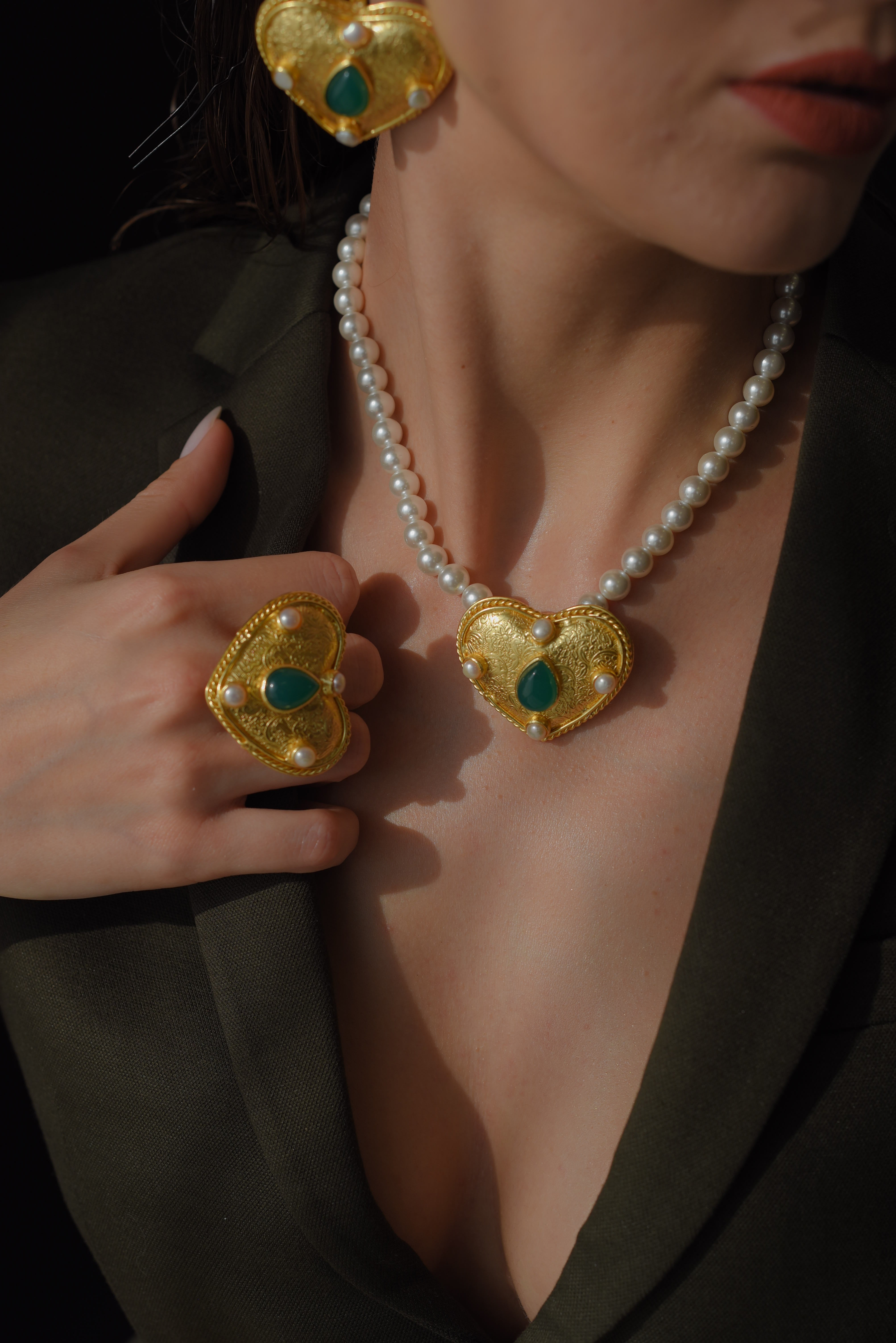 Woman wearing an anti-tarnish gold-plated heart pendant necklace paired with a saree for party wear.
