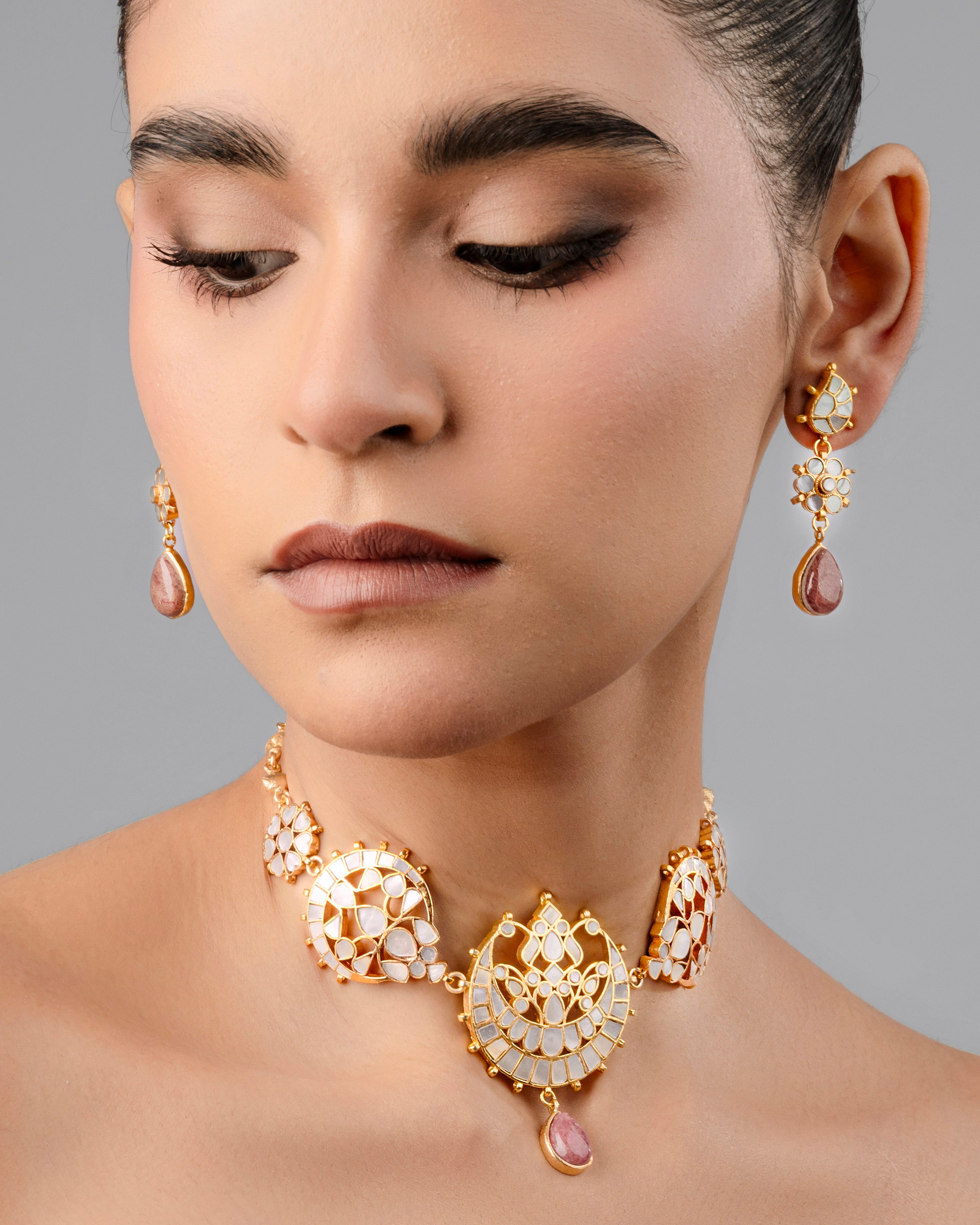 white MOP choker with earrings along with drop pink stone