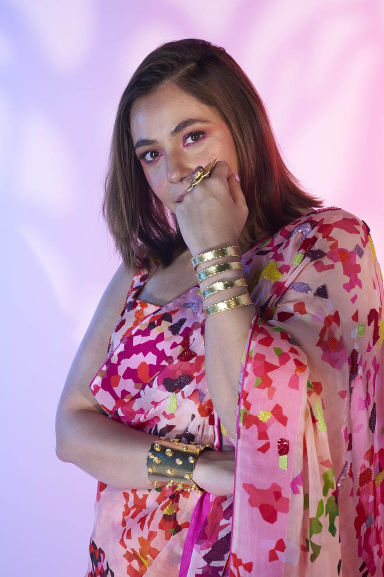 MANVI GANGAROO IN PLAIN-STATEMENT GOLD-PLATED KADA