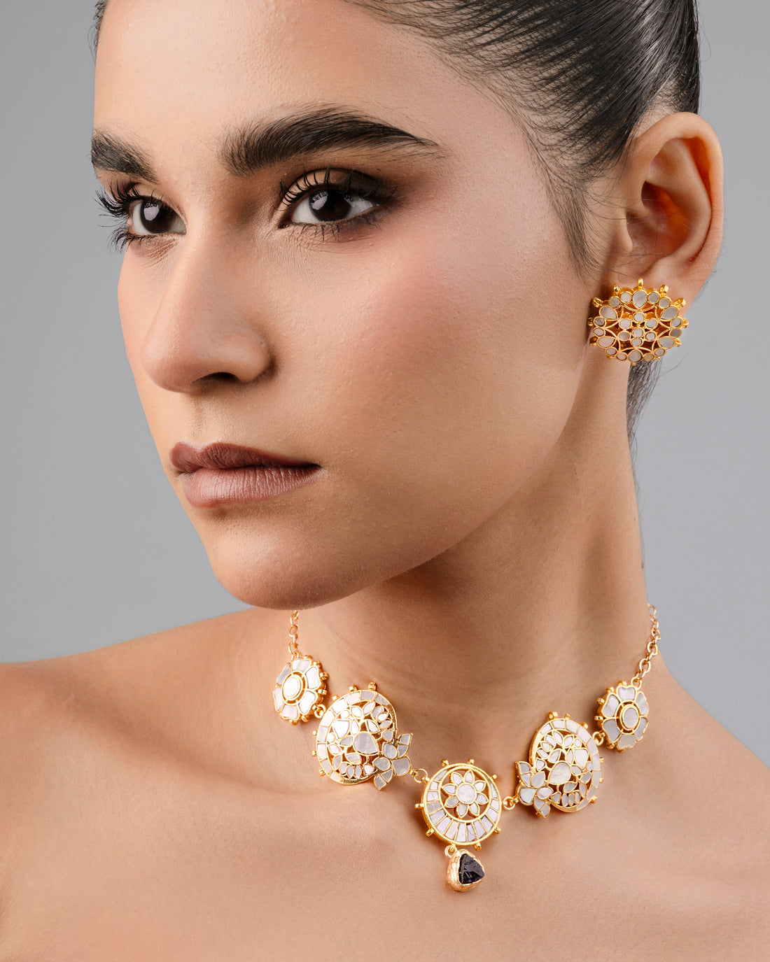 Elegant royal-style mother of pearl jewelry set featuring a gold-toned statement necklace with a pearl beaded border and matching round earrings for weddings.