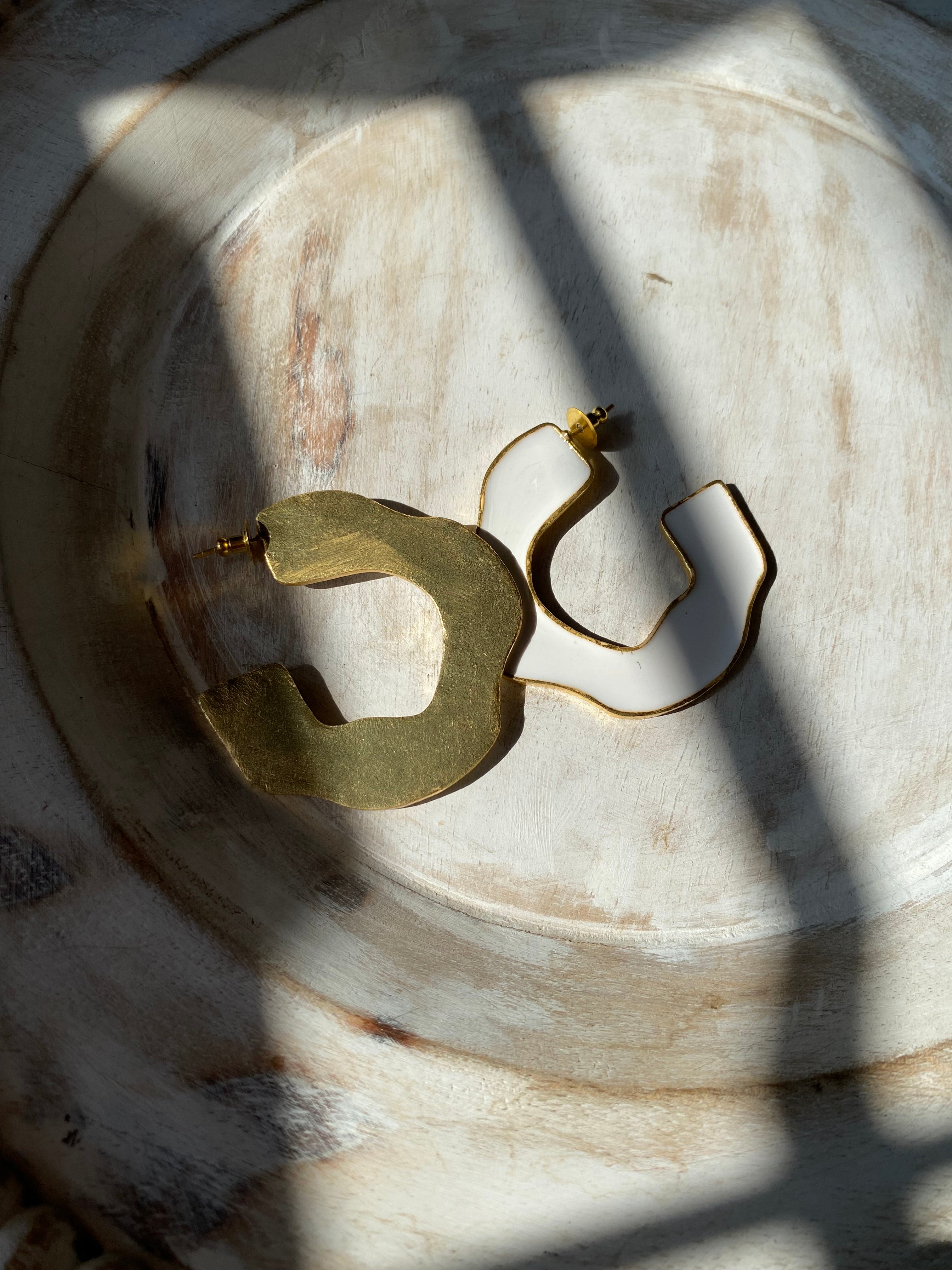 Lightweight, skin-friendly white hoop earrings in 18k gold-plated brass.