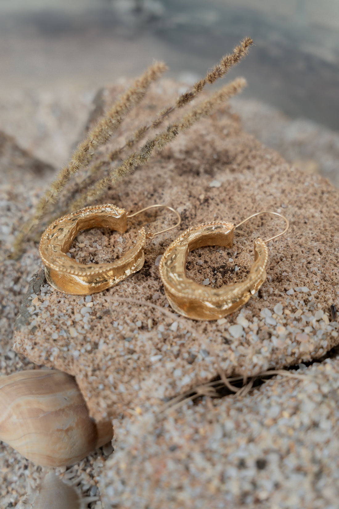 gold-plateled hoop earring for classy and catchy look
