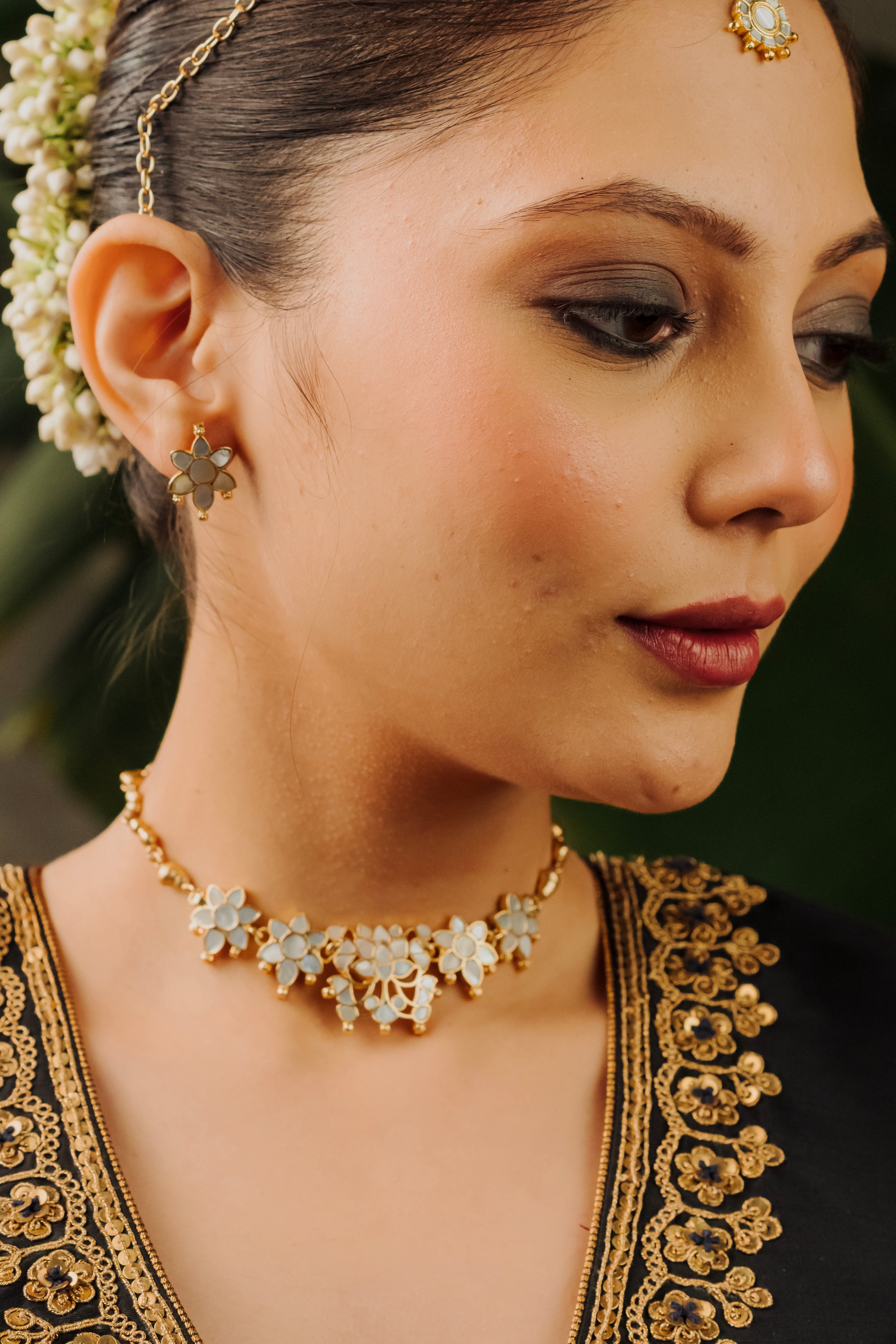 mother of pearl statement choker for women